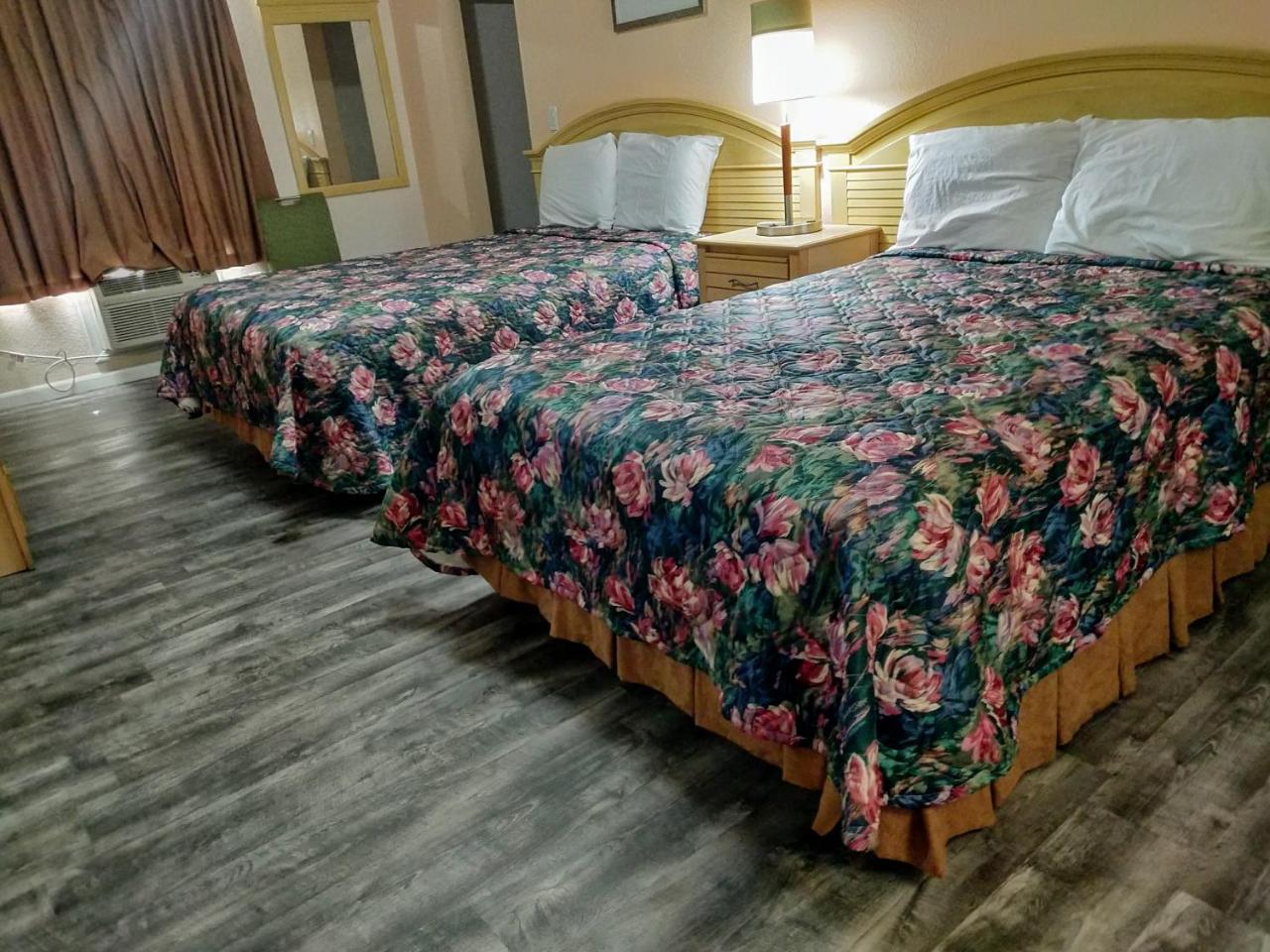 Travelers Inn - Clearwater Room photo